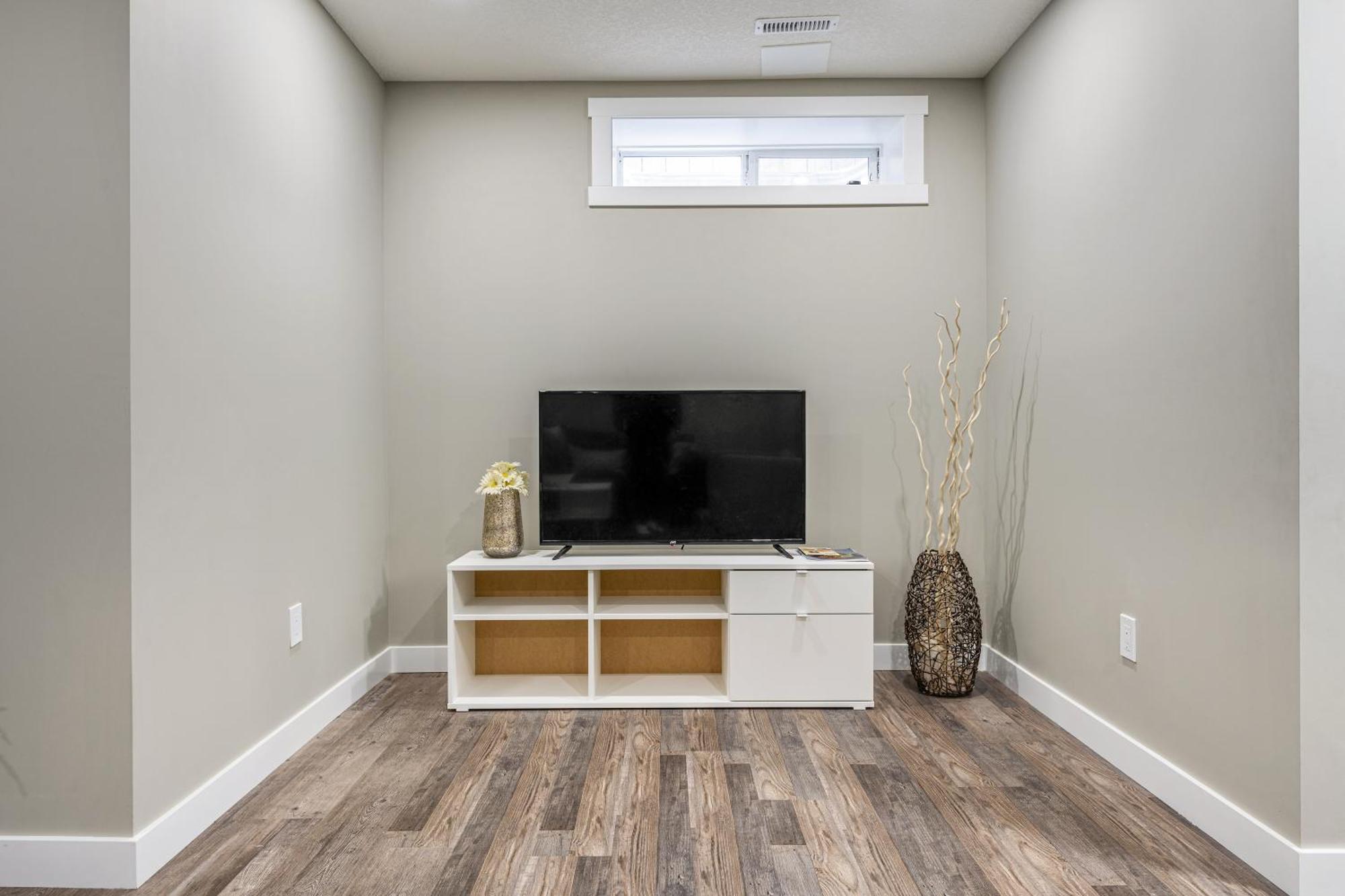 Modern 2 Bedroom Basement Suite With Laundry Calgary Luaran gambar